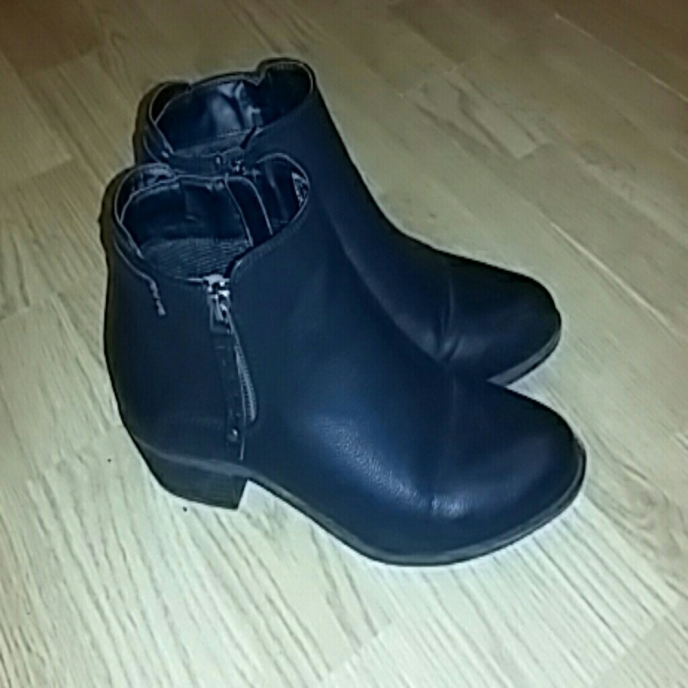 Madden Girl short black ankle bootie zip sides